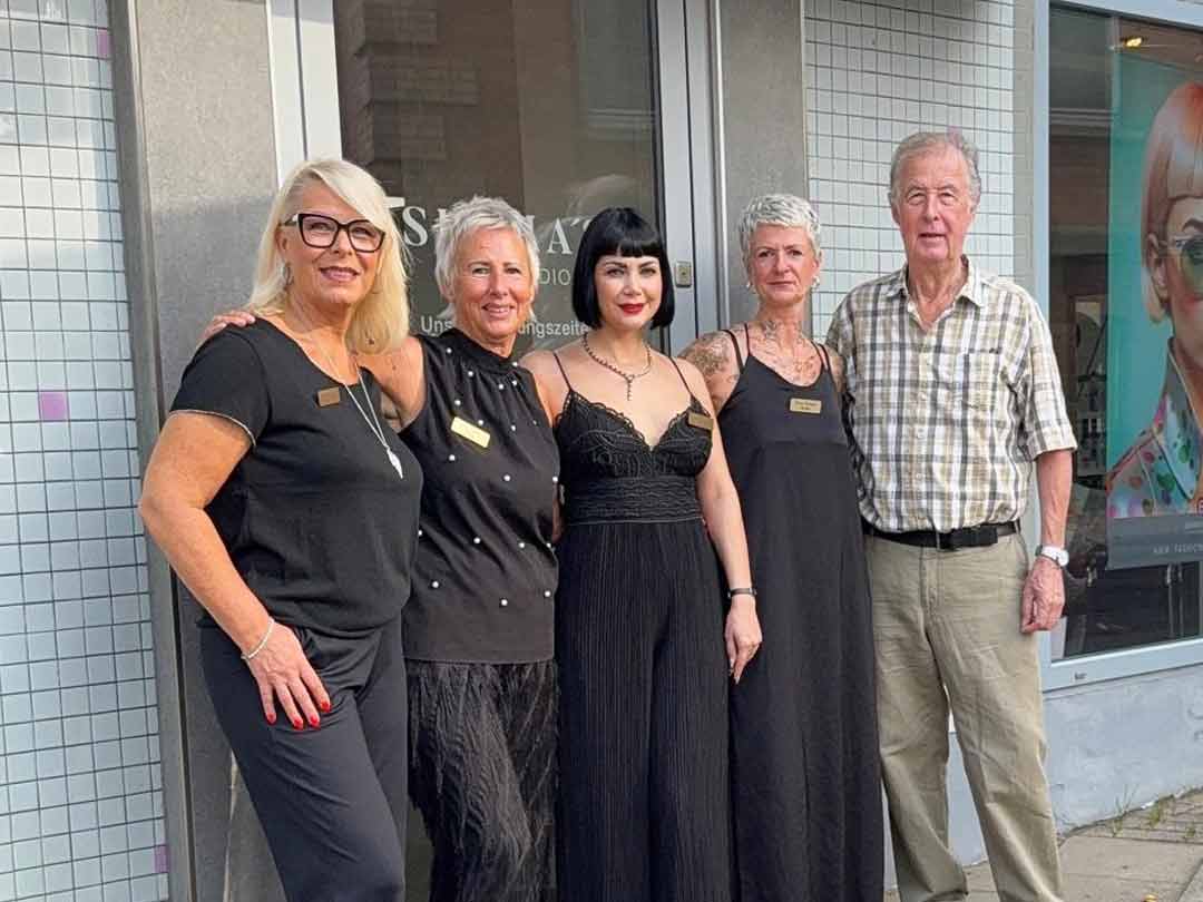 Gruppenfoto mit Walter Rest Shimas Haarstudio